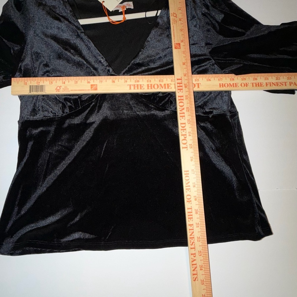 Knox Rose Ebony Velvet Blouse V Neck Size Large
New With Tags - Picture 5 of 6